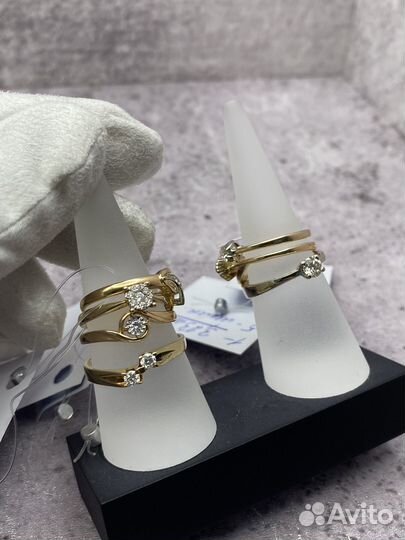 Кольцо с бриллиантом