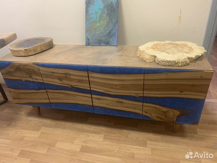 В наличии тумба - фасад из массива со смолой