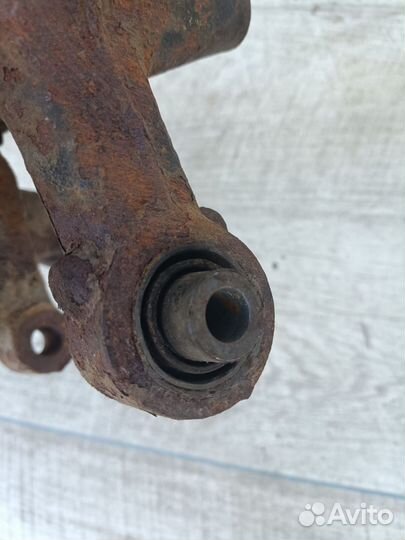 Кулак задний левый Octavia A5 Superb Jetta Golf