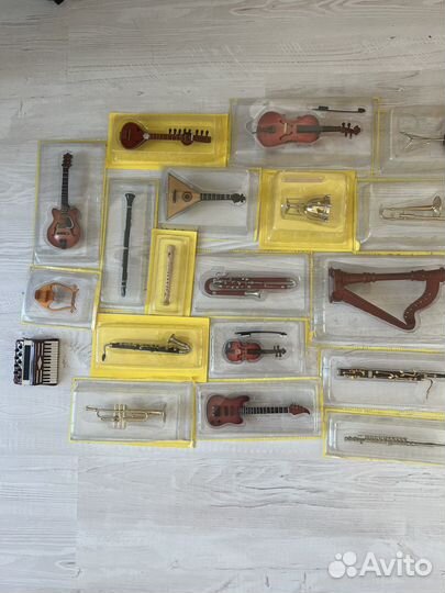 Музыкальные инструменты Деагостири с журналами