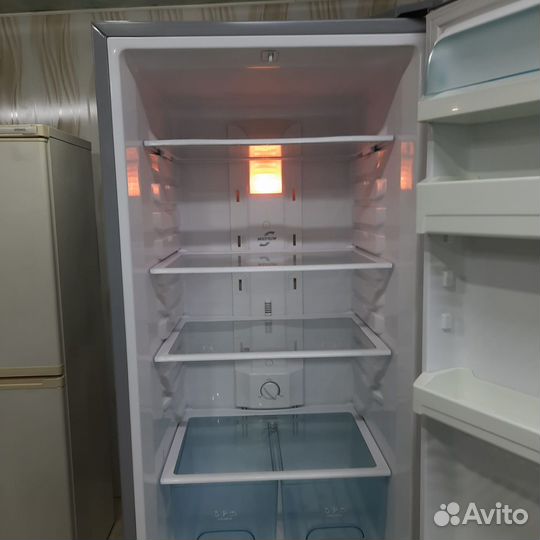 Холодильник серебристый системой no frost с достав