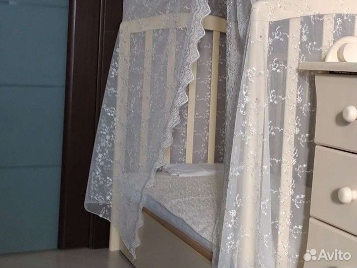 Детская кроватка с маятником