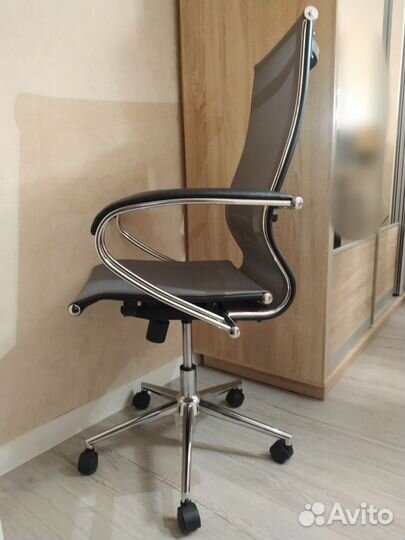 Компьютерное кресло, эргономичная спинка