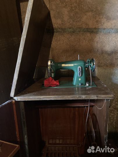 Ножная педальная швейная машинка Minerva 122