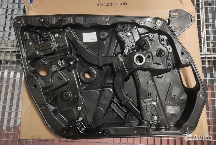 Опорный кронштейн стеклоподъемника MB A2057204923