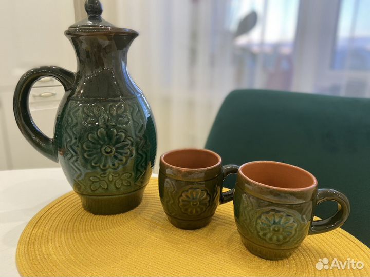 Кувшин глиняный с чашками