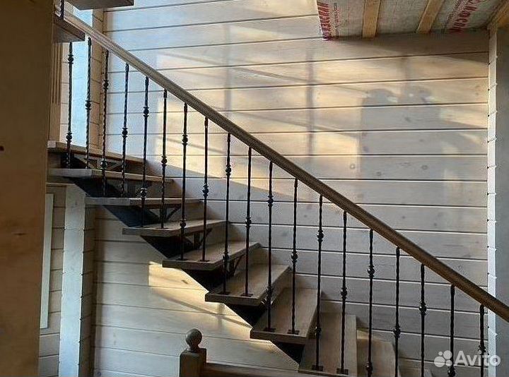 Лестница из ясеня на металлическом каркасе