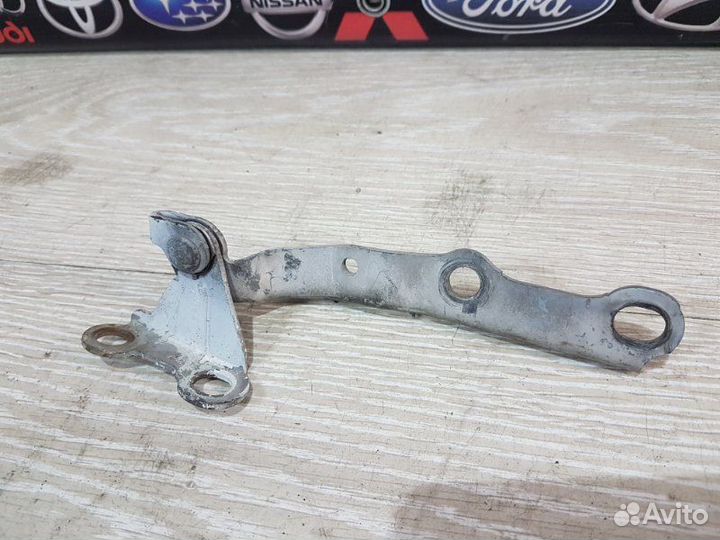 Петля капота передняя правая Toyota Vista CV40 3CT
