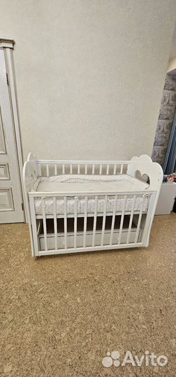 Детская кроватка с маятником и ящиком