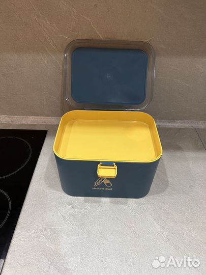 Аптечка, контейнер для лекарств с ручкой