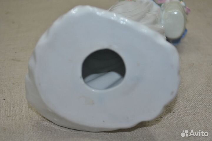 Статуэтка фарфор Девушка с корзинкой цветов