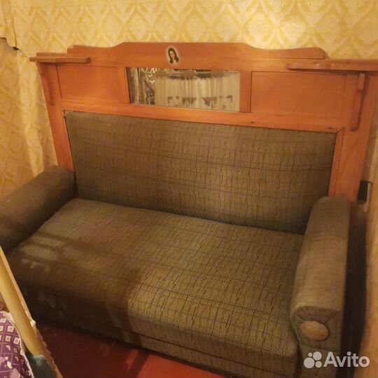 Старинный антикварный диван