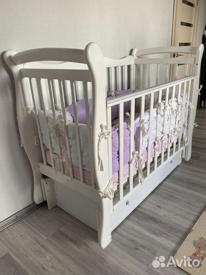 Детская кровать с маятником