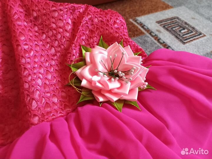 Платье нарядное на девочку 3-4 года