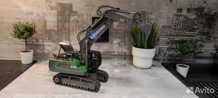 Черно-зеленый экскаватор