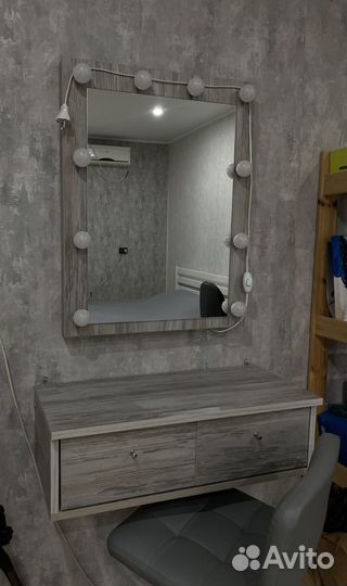 Гримерное зеркало с лампочками