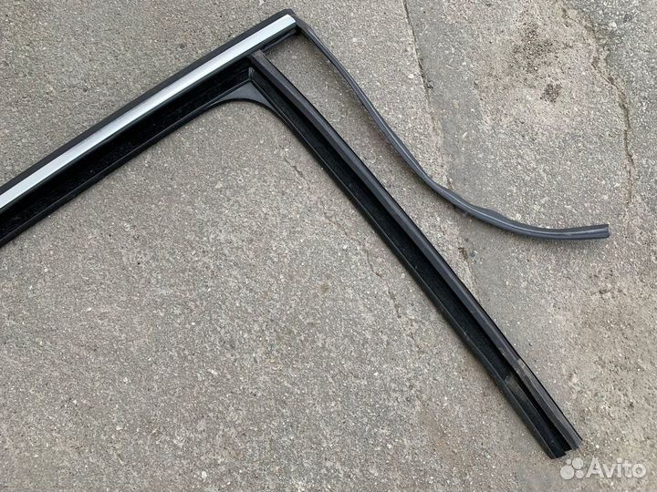 Молдинг рамки задней правой двери Tiguan 1