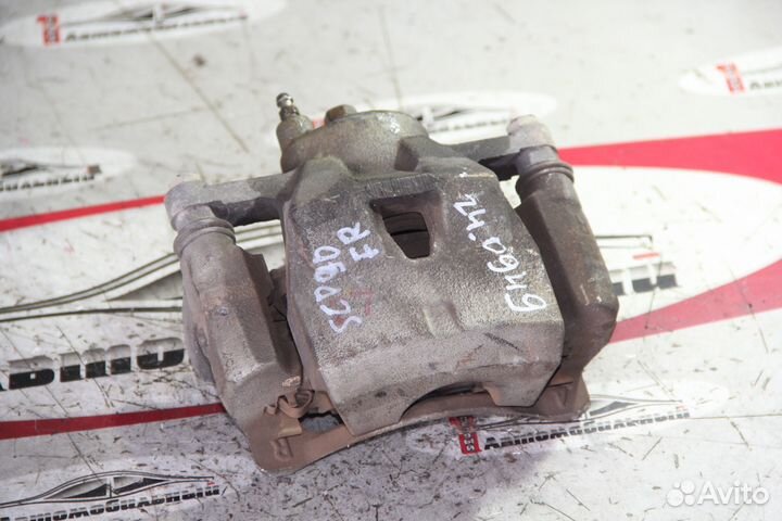 Суппорт перед право c Toyota Vitz SCP90 2SZ-FE