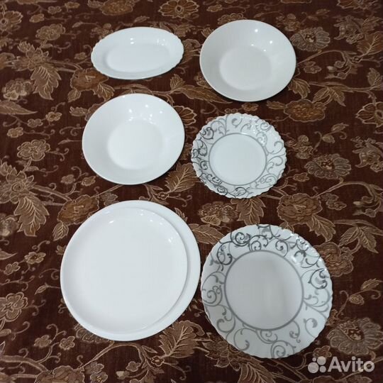 Разная посуда из IKEA (тарелки, форма, кружки)