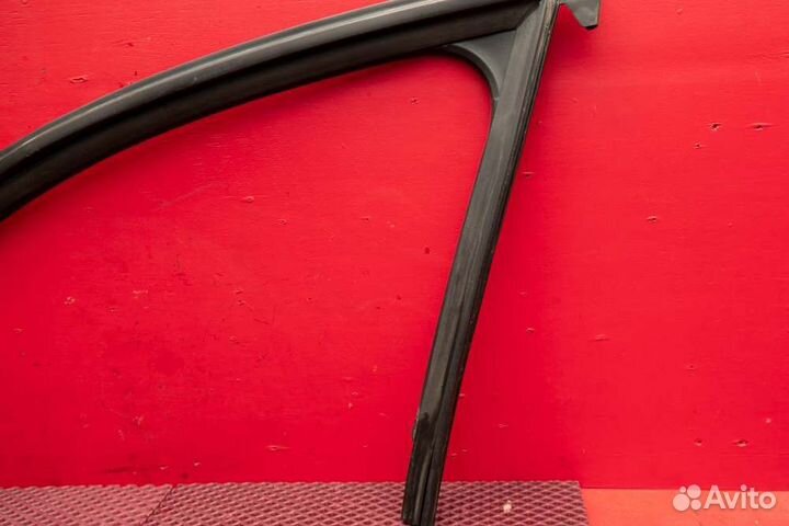 Уплотнитель стекла двери передний левый Audi A6 C7