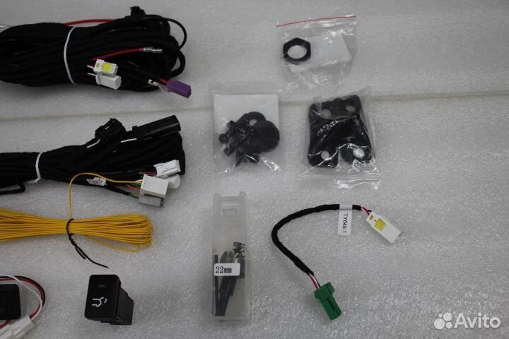 Toyota Land Cruiser 200 Доводчик багажника L2ZA9