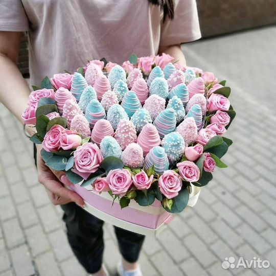 Шкатулка с клубникой в шоколаде и цветами