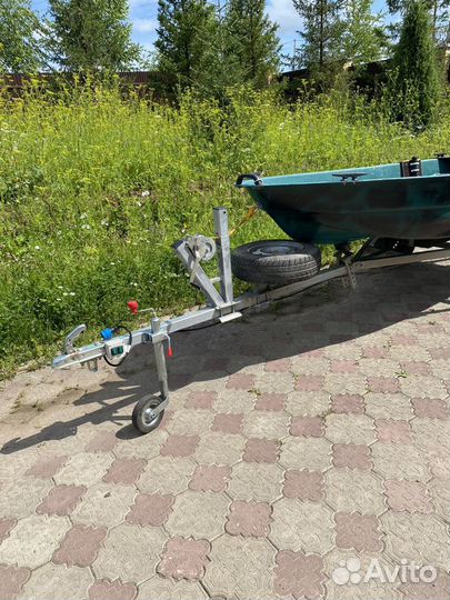 Лодка с мотором и прицепом