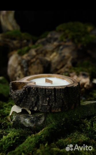 Свеча в деревянном подсвечнике