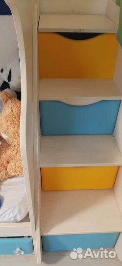 Детская двухярусная кровать, шкаф. Полки