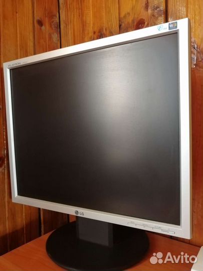 Компьютер с компьютерным столом и принтер