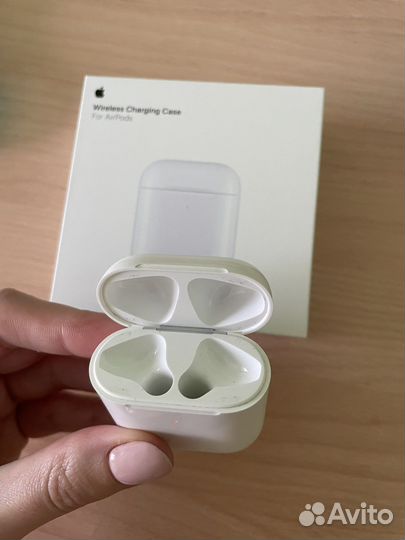 Чехол с беспроводной зарядкой для AirPods