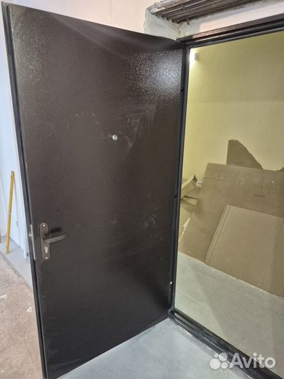 Дверь входная металлическая от застройщика