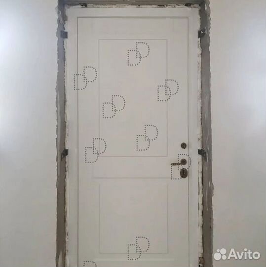 Парадная уличная металлическая дверь в дом