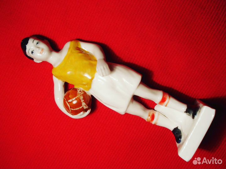 Фигурка Футболист СССР С мячом лфз фарфор