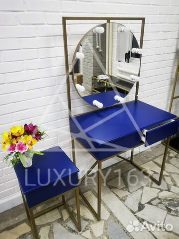 Туалетный столик с зеркалом и подсветкой