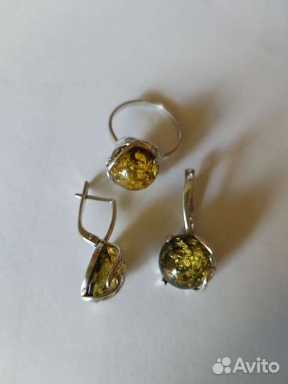 Серебрянный комплект с зеленым янтарем