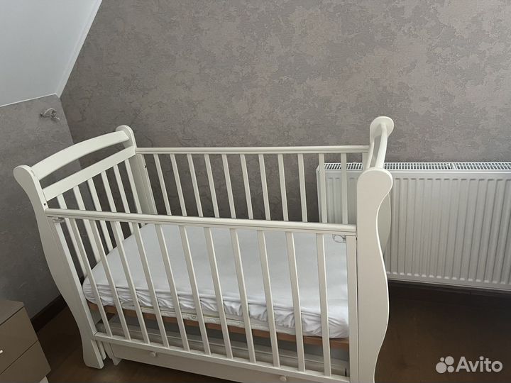 Детская кроватка с универсальным маятником