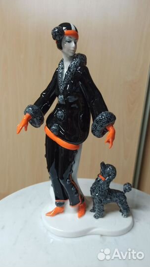 Статуэтка дама с собачкой