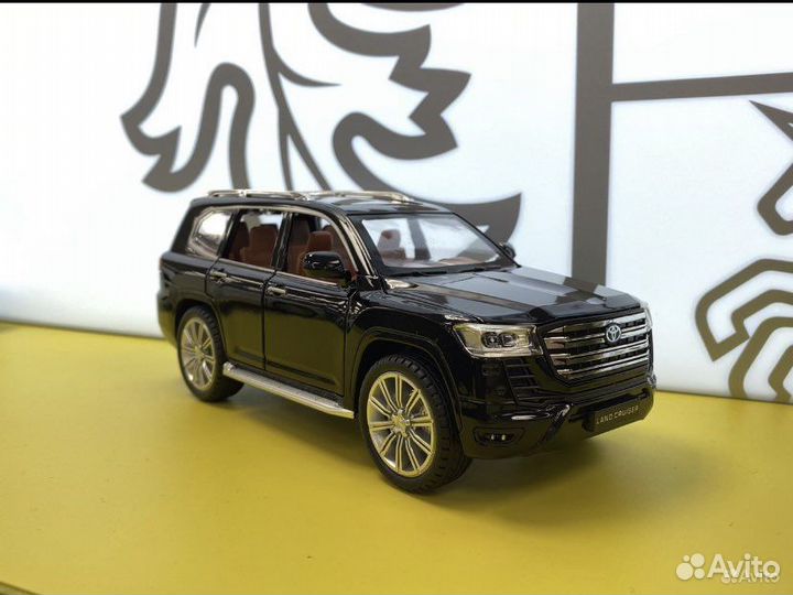 Toyota Land Cruiser 300 / Металлическая Игрушка