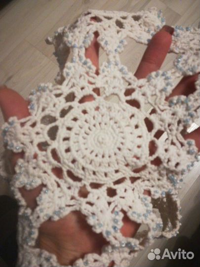 Вышитая салфетка и конфетница