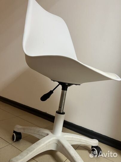 Стул на колесиках