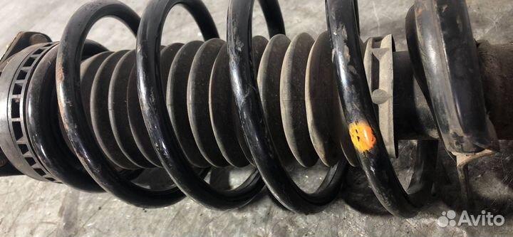 Стойка амортизатора передняя левая Ford Fiesta 5