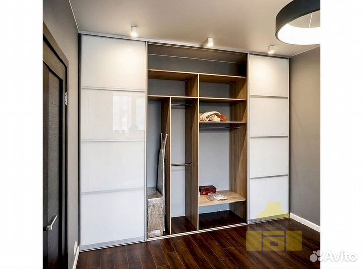 Книжный шкаф