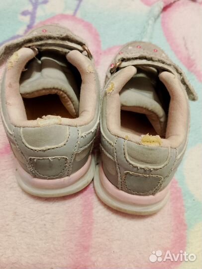 Кроссовки на девочку 23