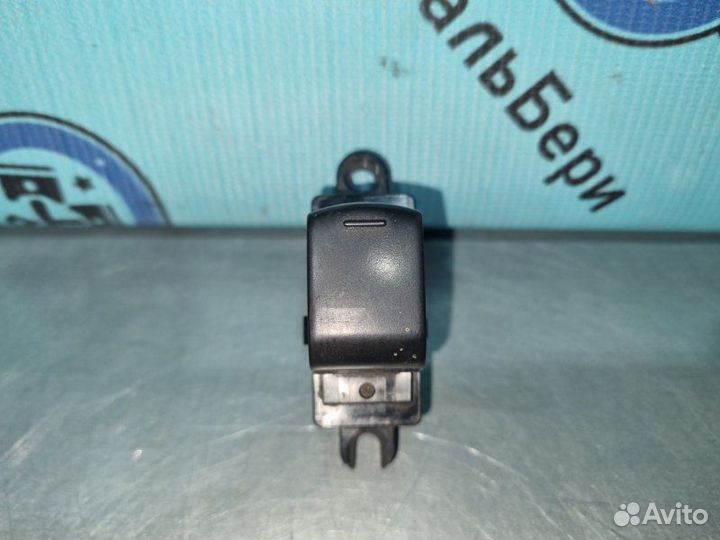 Кнопка стеклоподъемника передняя правая Nissan