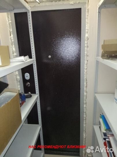 Тяжелая дверь металлическая в дом