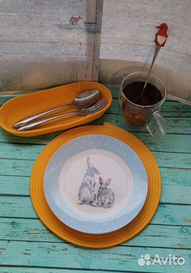 Салфетки под тарелки и корзина для приборов