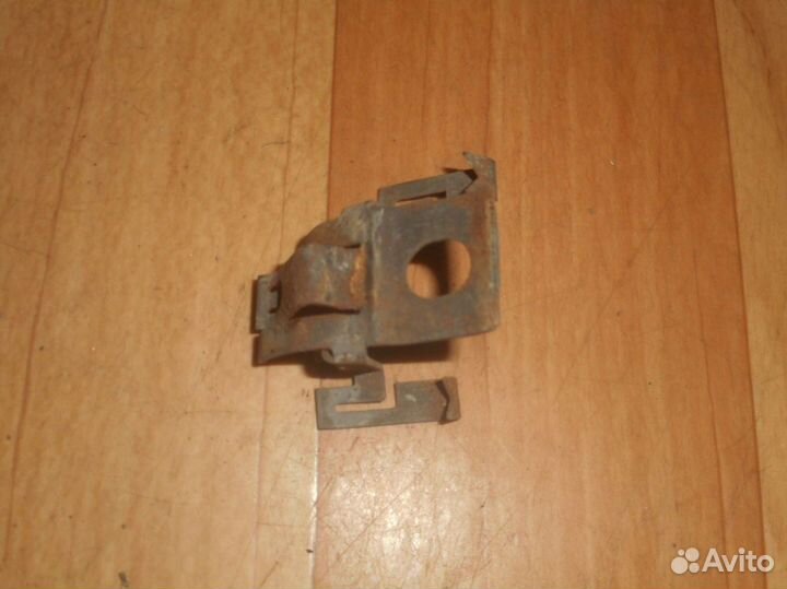 Кронштейн накладки на порог (наружней) Audi 90 (B3) (1986-1991)