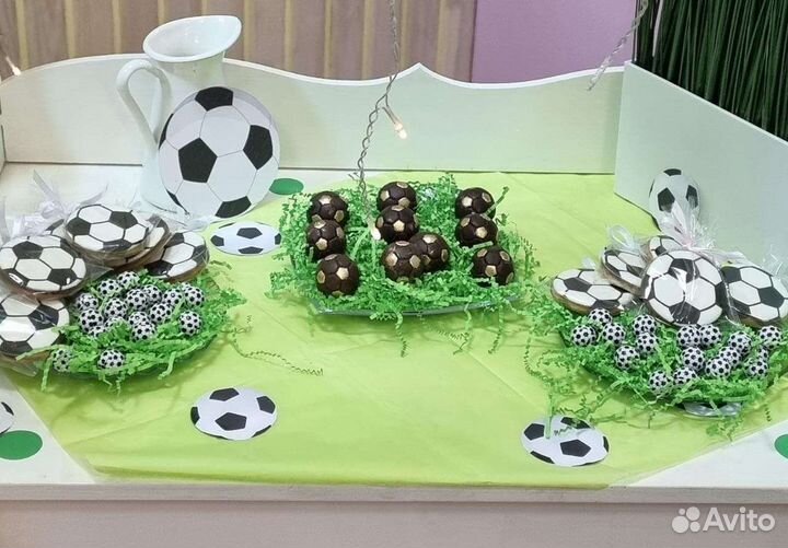 Сладкий подарок мяч из шоколада тренеру футболисту