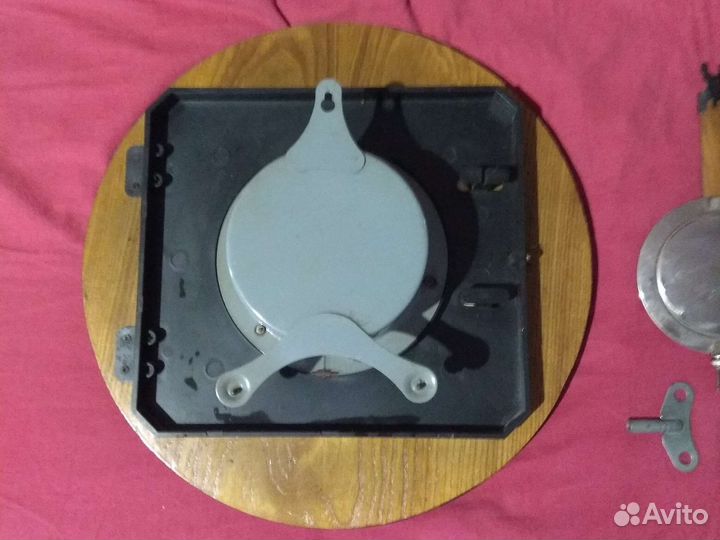 Часы с автоподзаводом и маятником Янтарь